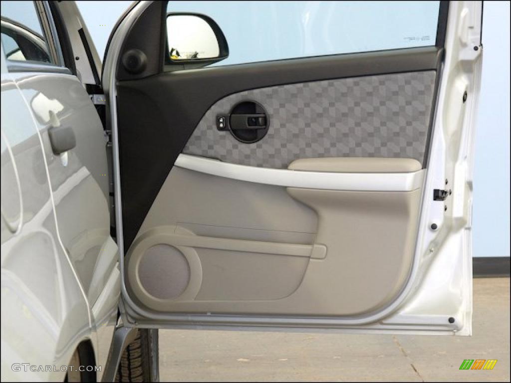 2009 Chevrolet Equinox LS Light Gray Door Panel Photo #48754837
