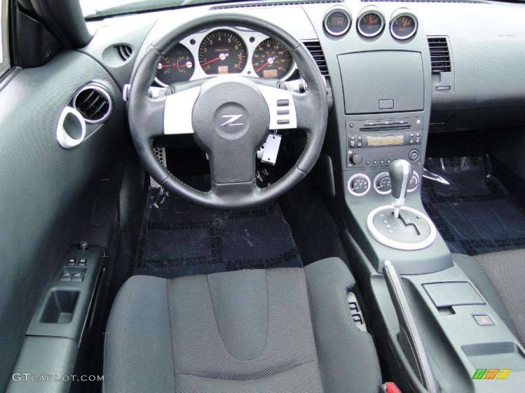 2004 Nissan 350Z Enthusiast Roadster Carbon Black Steering Wheel Photo #48762655