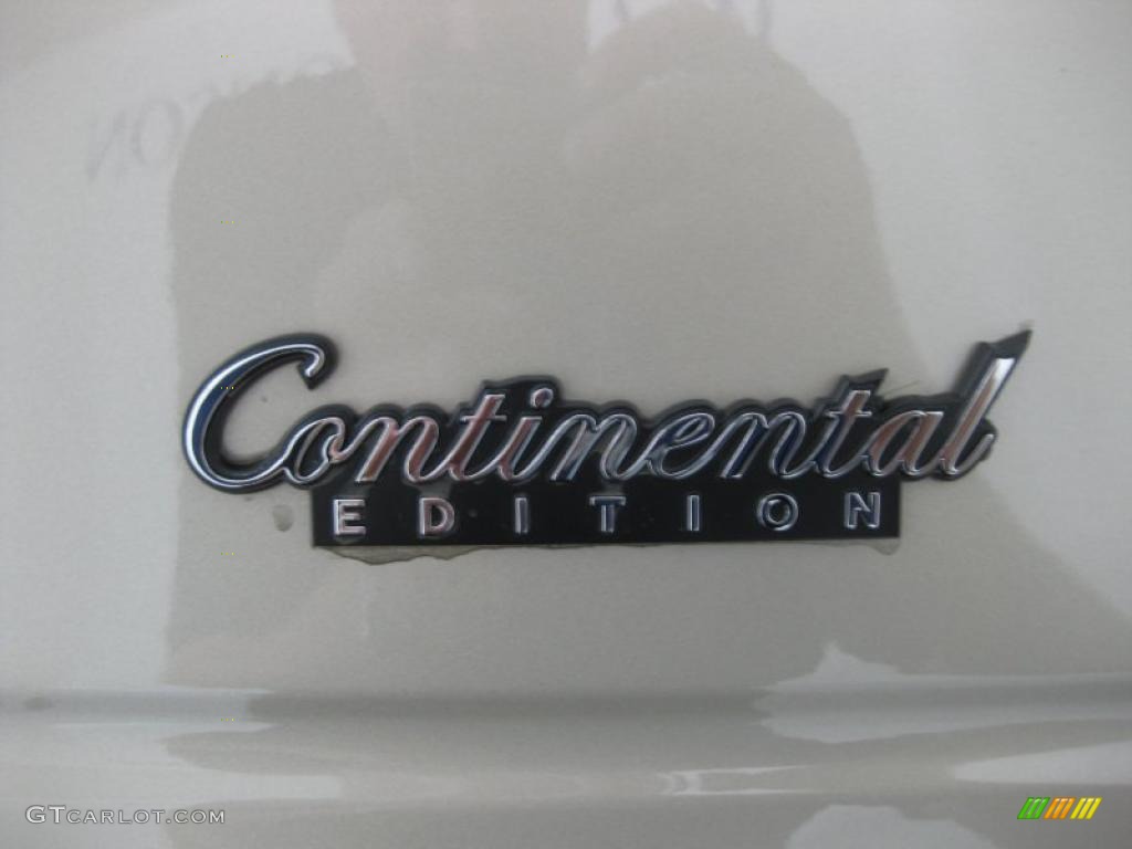 2011 Town Car Signature Limited - Light French Silk Metallic / Light Camel photo #16