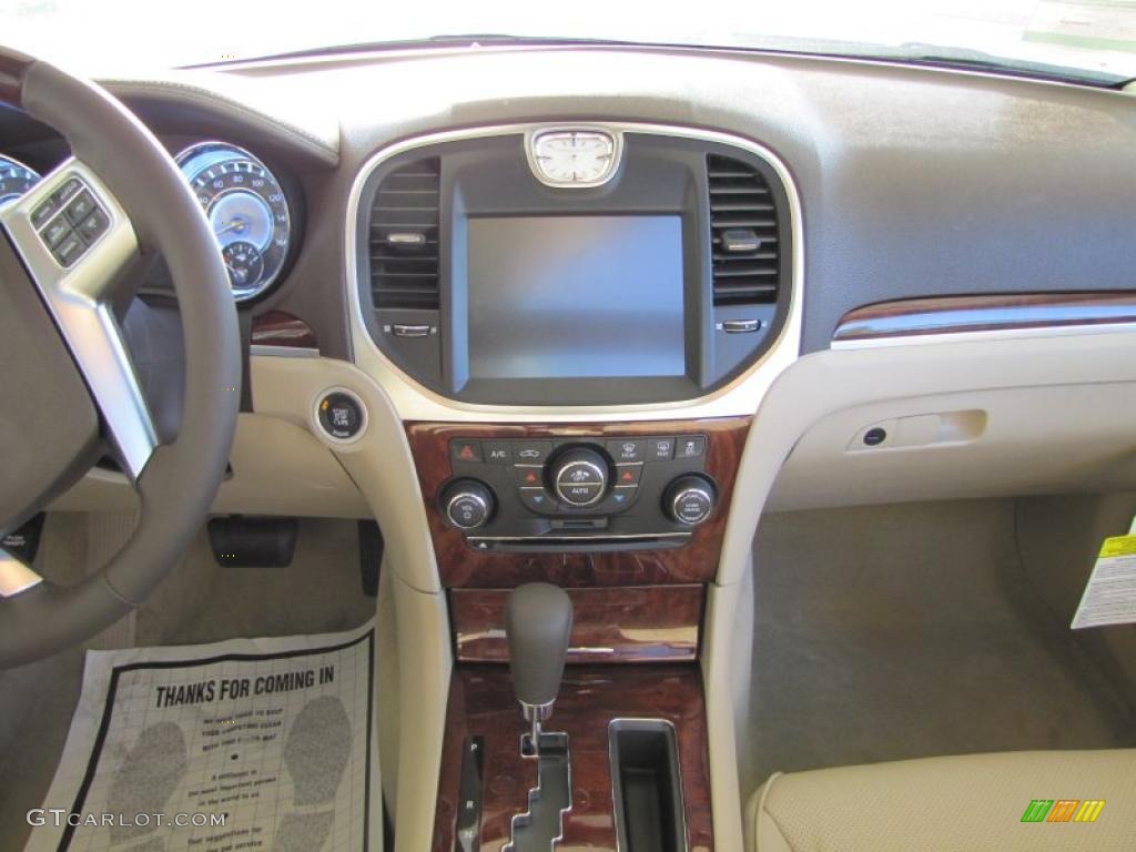 2011 Chrysler 300 C Hemi Controls Photo #48774843