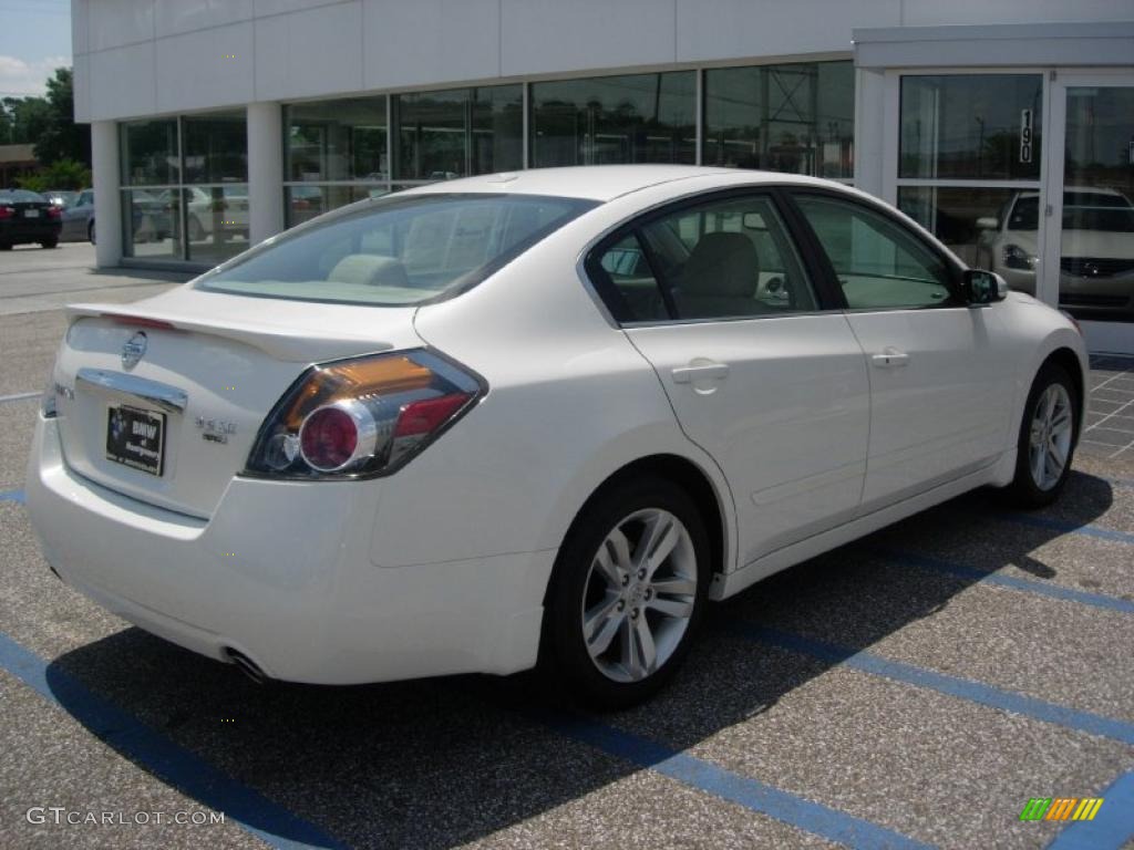 2010 Altima 3.5 SR - Winter Frost White / Blond photo #4