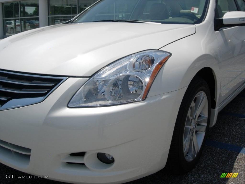 2010 Altima 3.5 SR - Winter Frost White / Blond photo #8