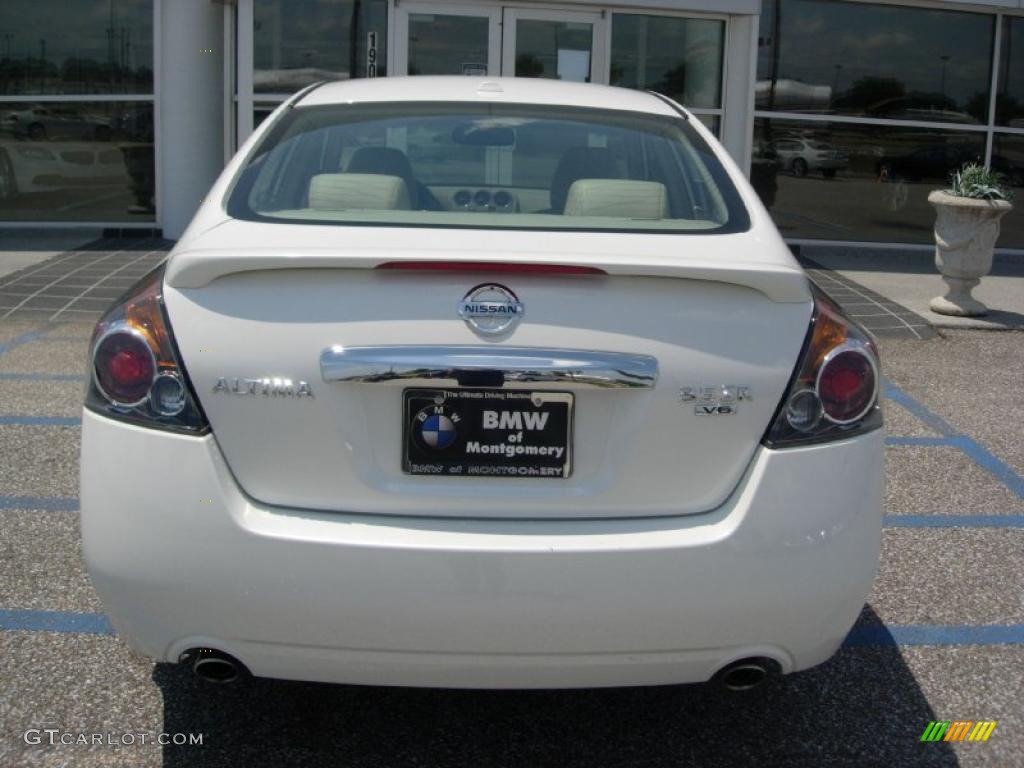 2010 Altima 3.5 SR - Winter Frost White / Blond photo #12