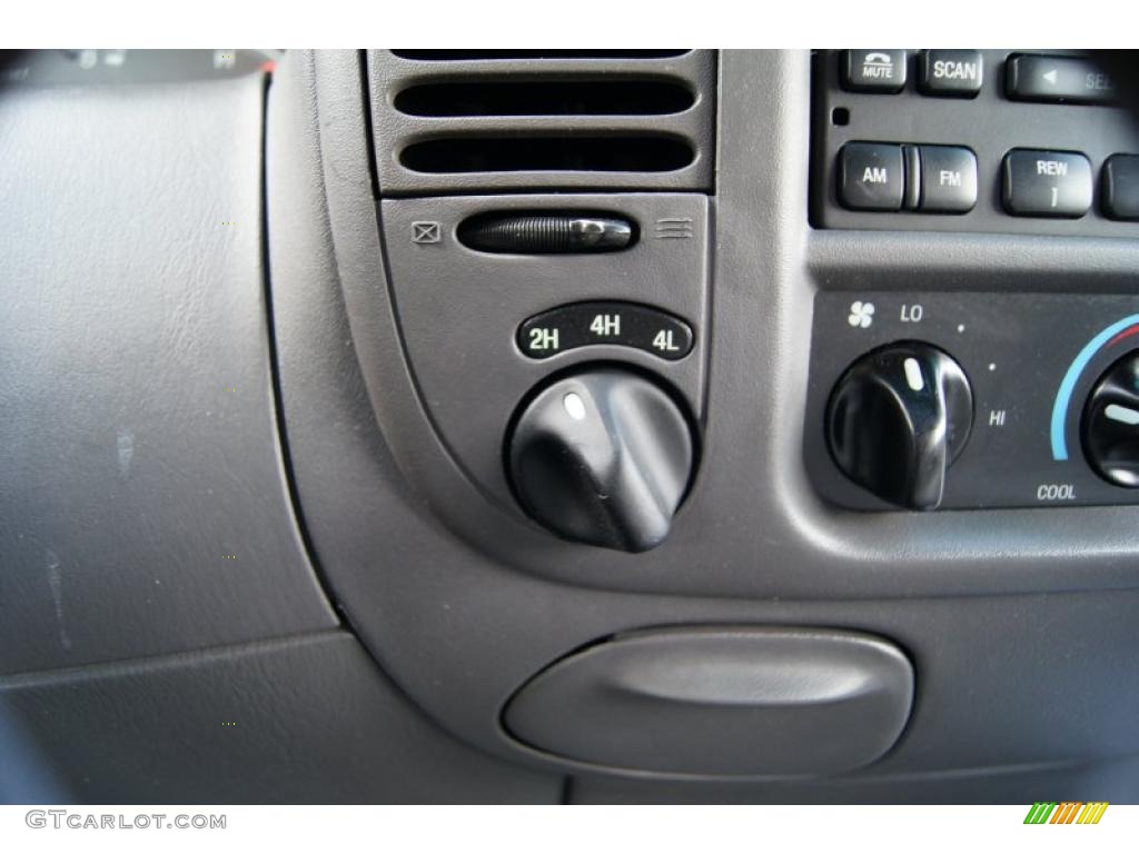 2000 Ford F150 XLT Regular Cab 4x4 Controls Photo #48780559