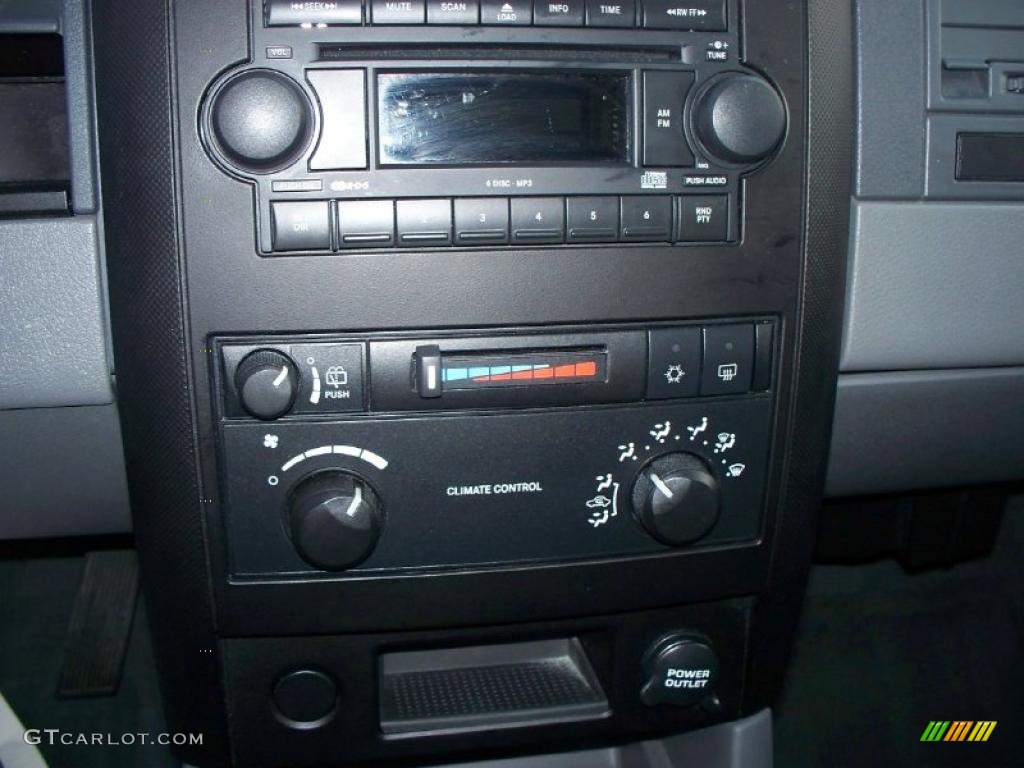 2005 Dodge Durango ST Controls Photo #48785782