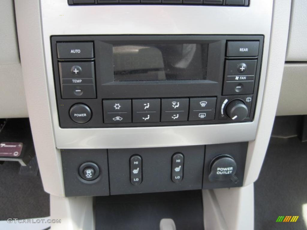 2004 Dodge Durango Limited 4x4 Controls Photo #48789649