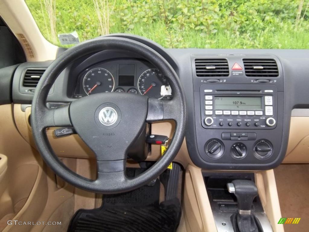 2007 Volkswagen Jetta 2.5 Sedan Pure Beige Dashboard Photo #48792523