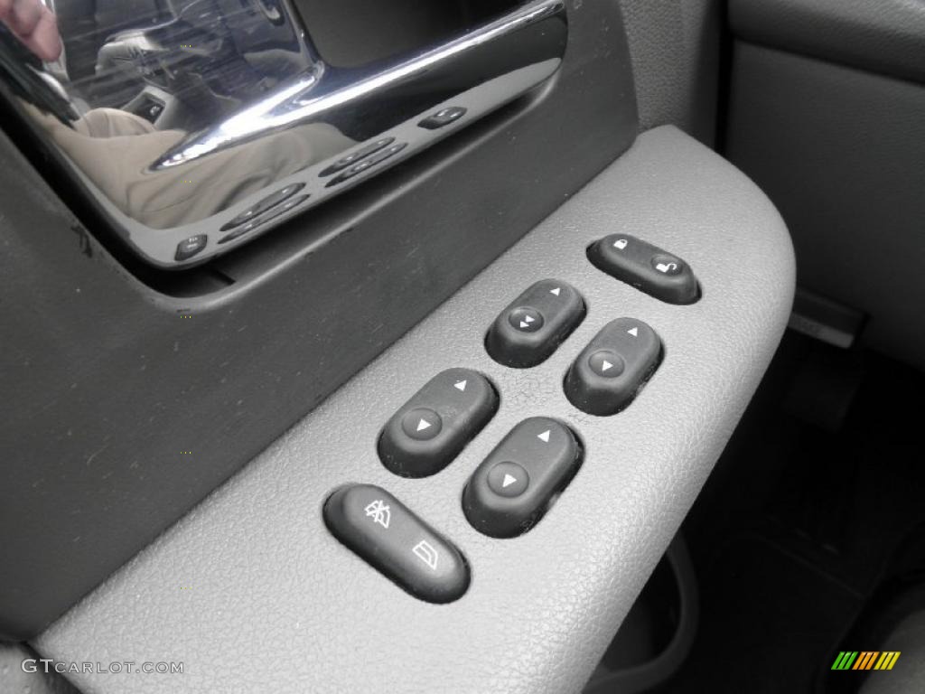 2006 Ford Expedition XLT 4x4 Controls Photo #48797457