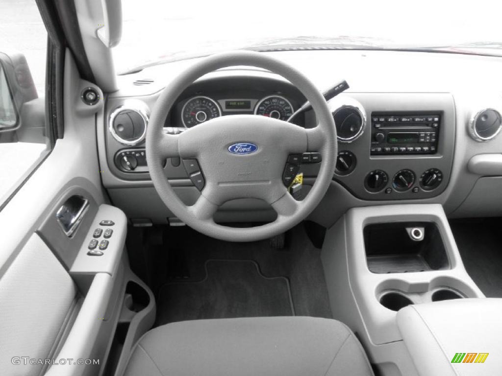 2006 Ford Expedition XLT 4x4 Medium Flint Grey Dashboard Photo #48797500