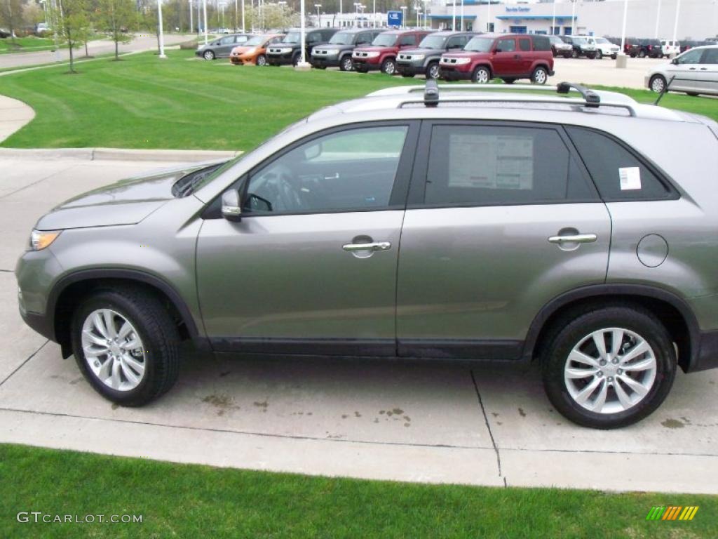 2011 Sorento LX V6 - Titanium Silver / Black photo #6