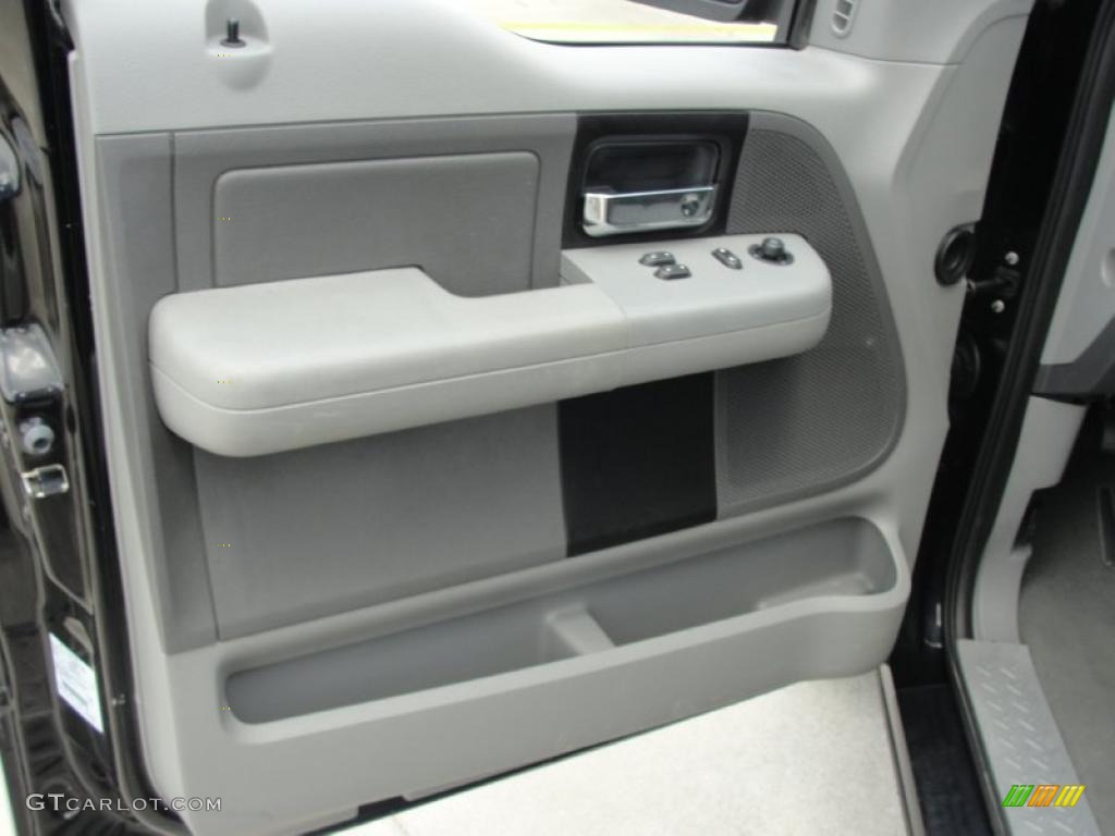 2005 F150 XL Regular Cab - Black / Medium Flint Grey photo #28