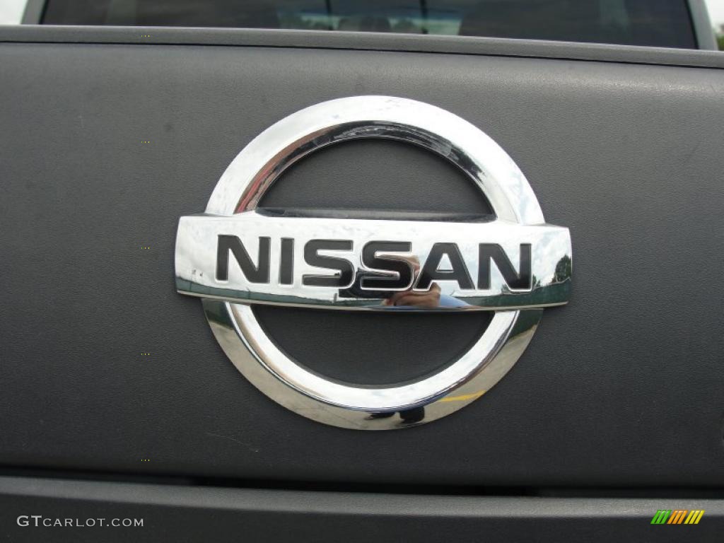 2009 Nissan Frontier SE Crew Cab 4x4 Marks and Logos Photos