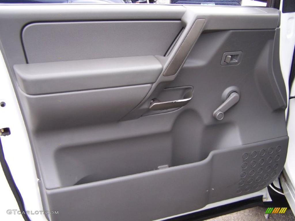 2005 Titan XE King Cab 4x4 - White / Graphite/Titanium photo #4