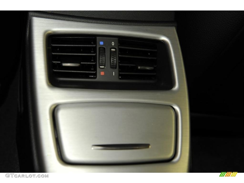 2011 3 Series 328i xDrive Coupe - Mineral White Metallic / Black photo #17