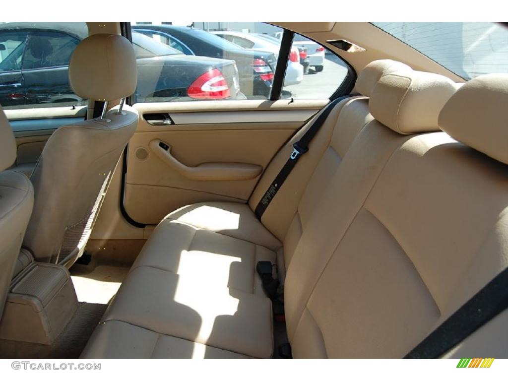 2004 3 Series 325i Sedan - Alpine White / Sand photo #6