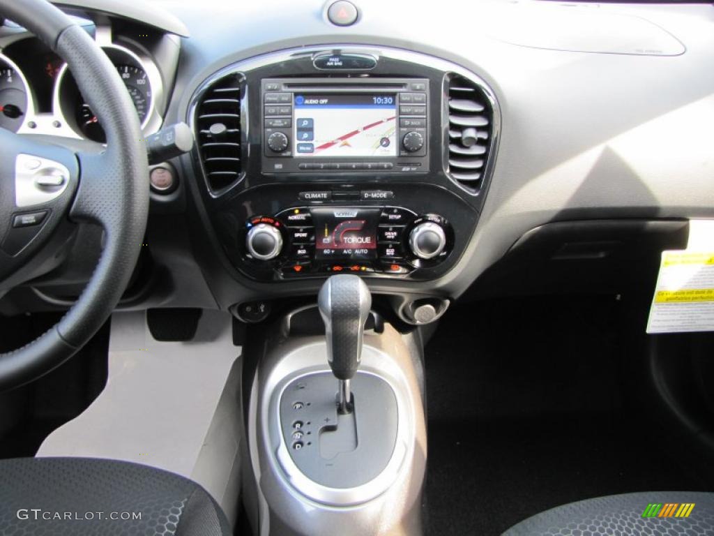 2011 Juke SV - Chrome Silver / Black/Silver Trim photo #13