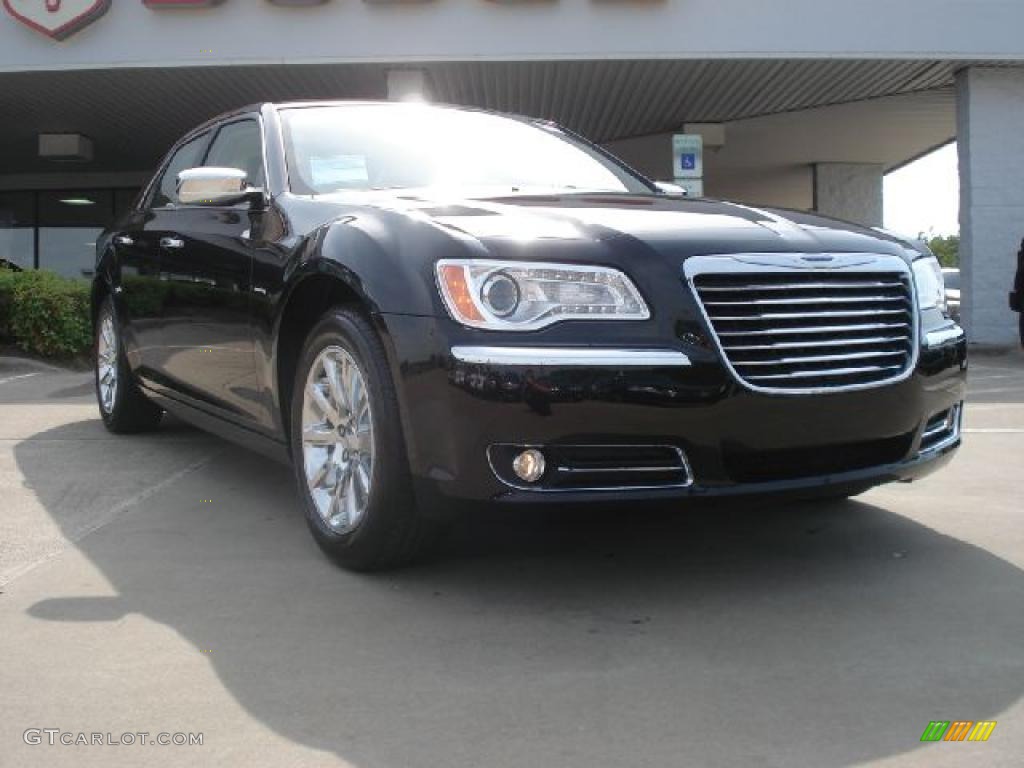 Brilliant Black Crystal Pearl Chrysler 300