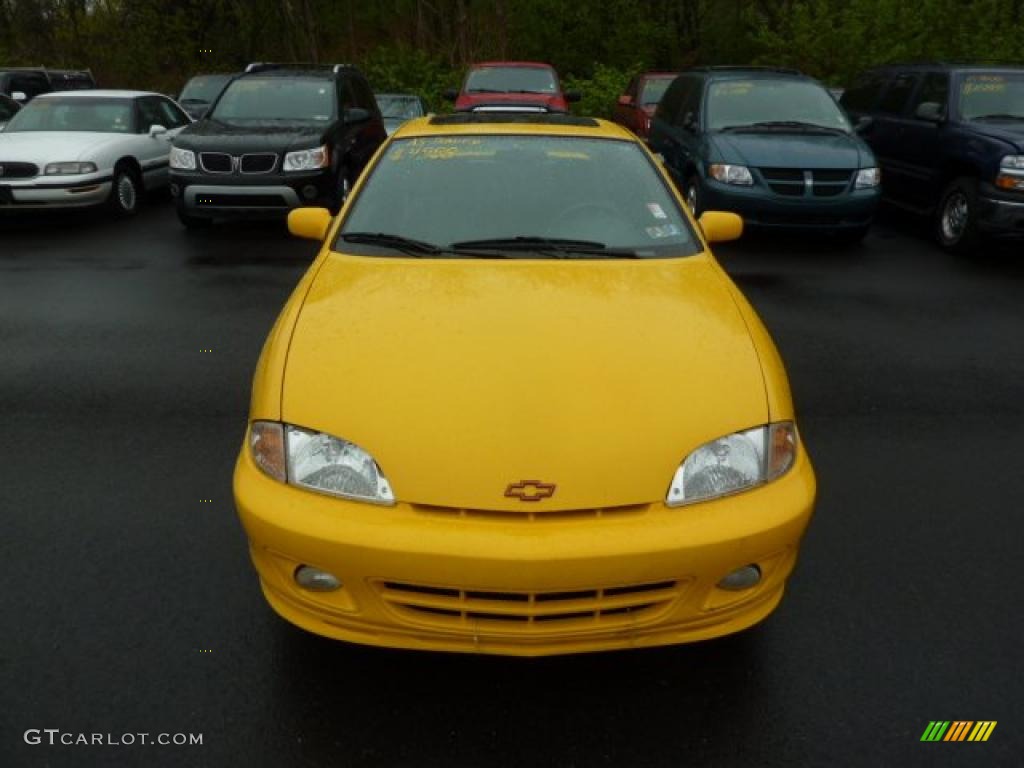 2002 Cavalier LS Sport Coupe - Yellow / Graphite photo #2