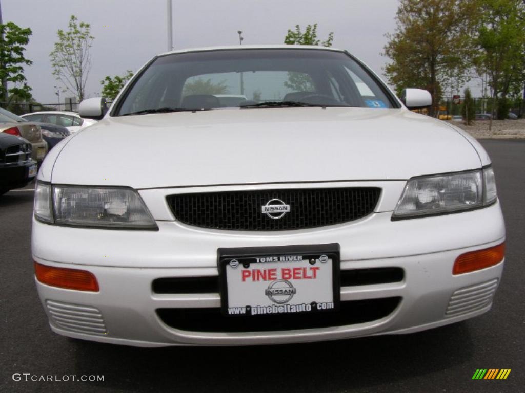 1996 Maxima GLE - Arctic White Pearl / Gray photo #2
