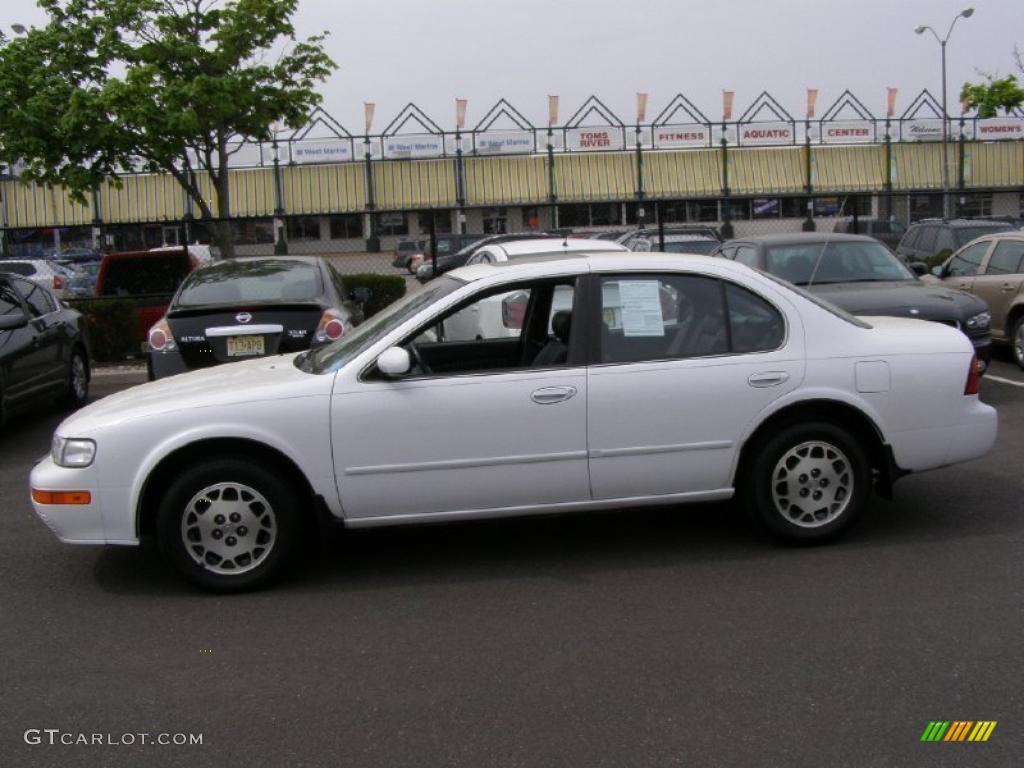 1996 Maxima GLE - Arctic White Pearl / Gray photo #4