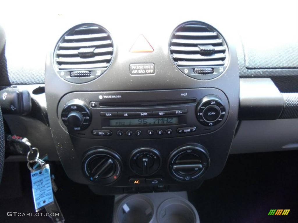 2005 Volkswagen New Beetle GL Coupe Controls Photo #48855928