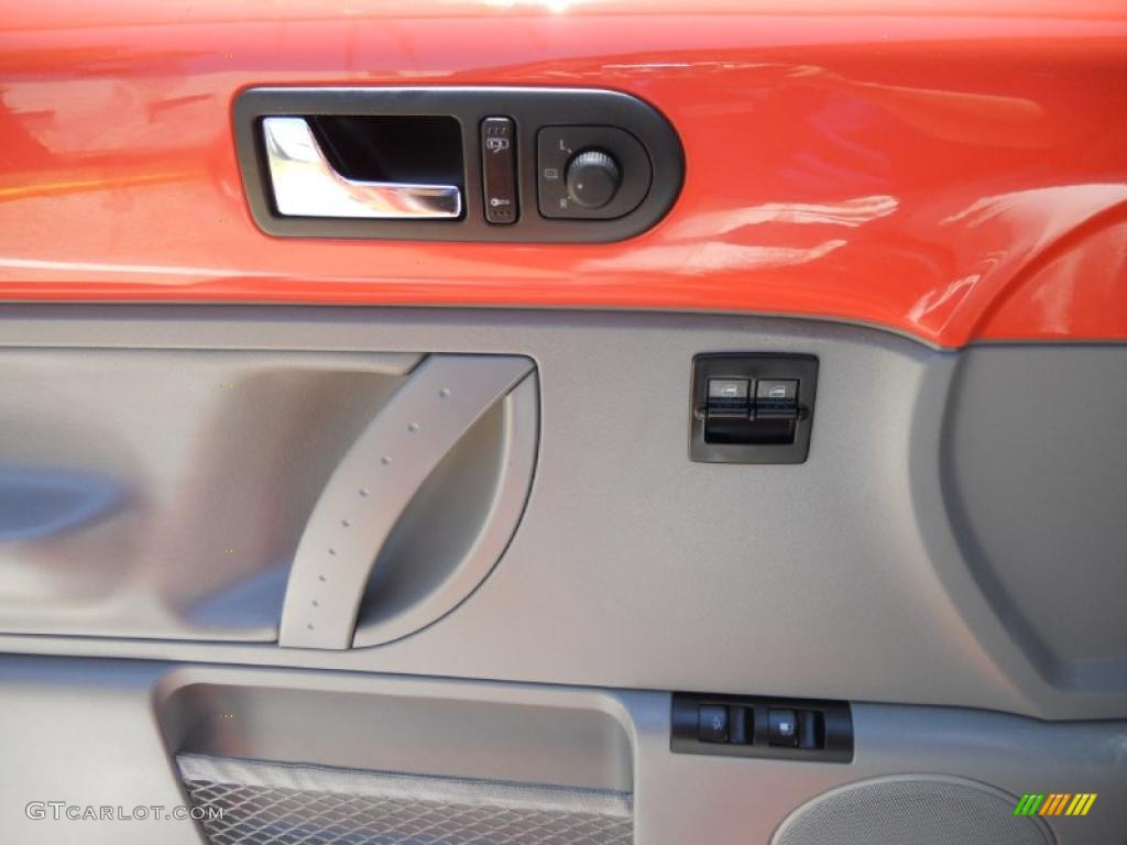 2005 Volkswagen New Beetle GL Coupe Controls Photos
