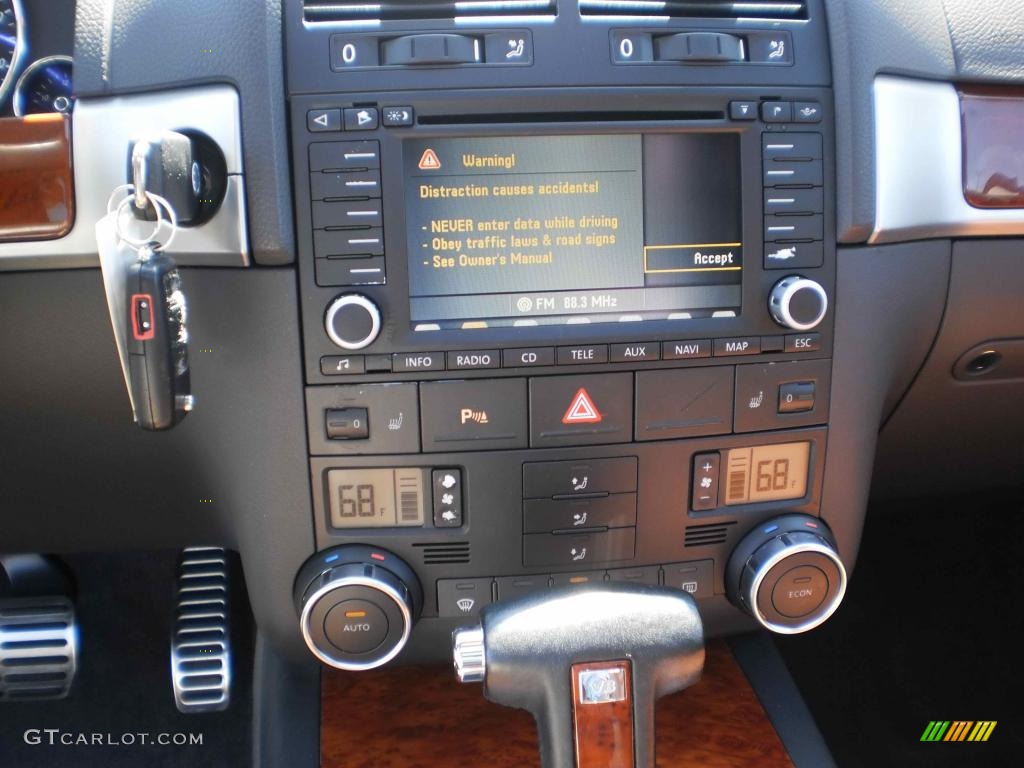 2004 Volkswagen Touareg V8 Controls Photo #48863218