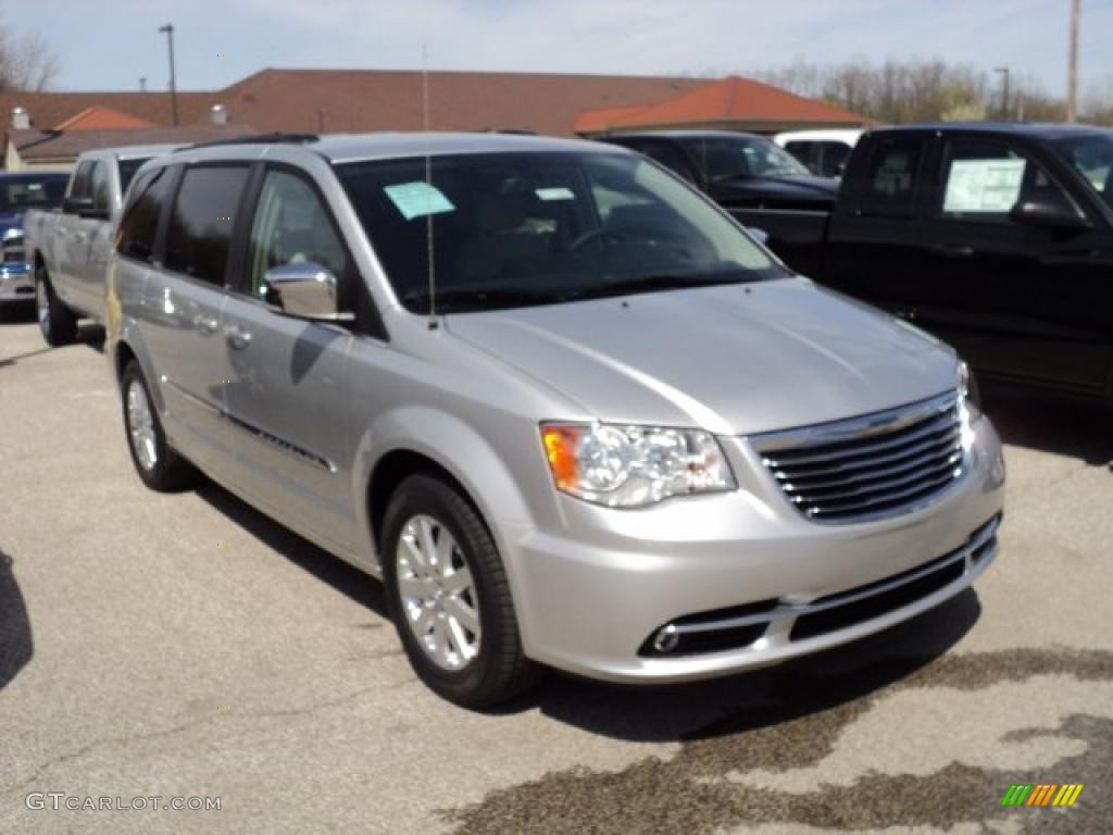 2011 Town & Country Touring - L - Bright Silver Metallic / Black/Light Graystone photo #3
