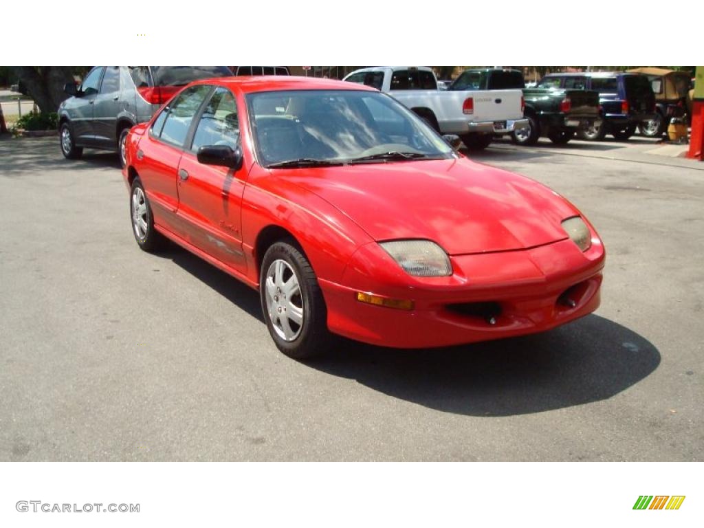 1996 Sunfire SE Sedan - Bright Red / Beige photo #1