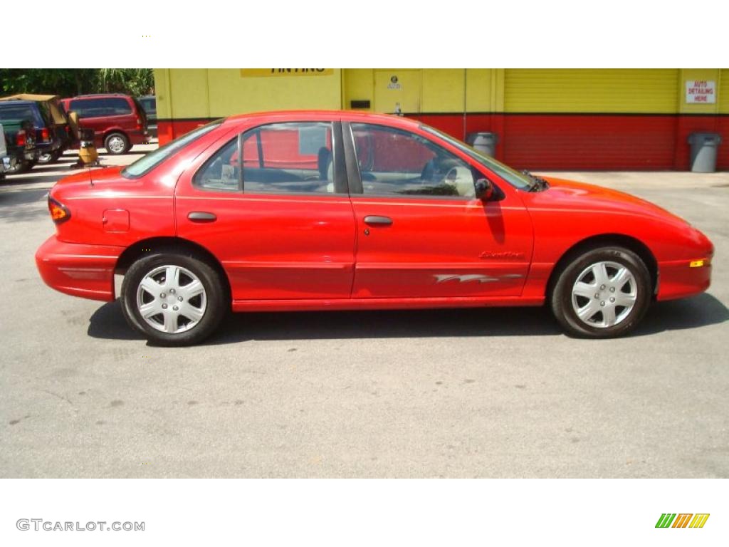 1996 Sunfire SE Sedan - Bright Red / Beige photo #2