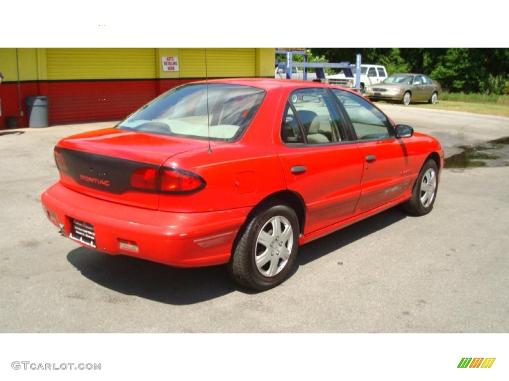1996 Sunfire SE Sedan - Bright Red / Beige photo #3