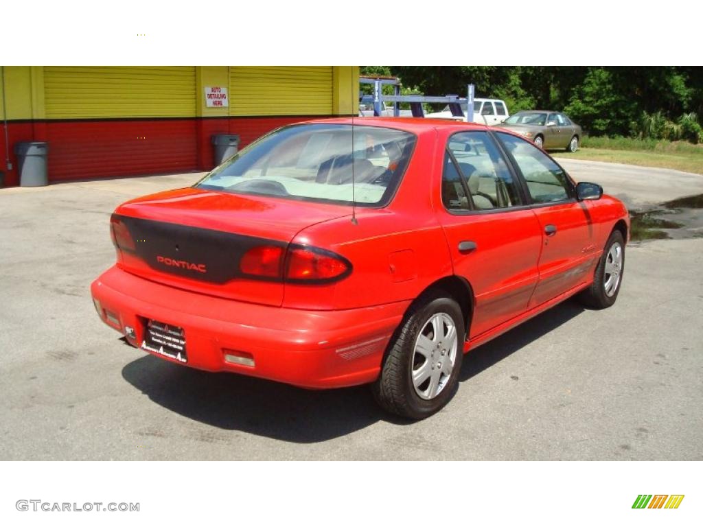 1996 Sunfire SE Sedan - Bright Red / Beige photo #4