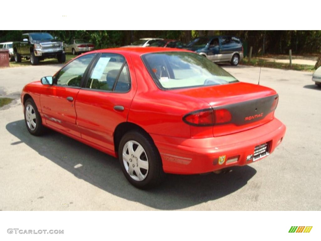 1996 Sunfire SE Sedan - Bright Red / Beige photo #6
