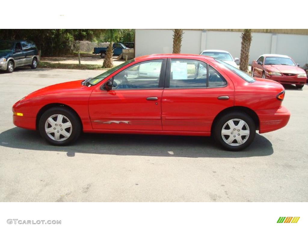1996 Sunfire SE Sedan - Bright Red / Beige photo #7