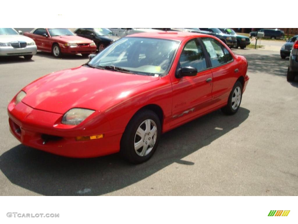 1996 Sunfire SE Sedan - Bright Red / Beige photo #8