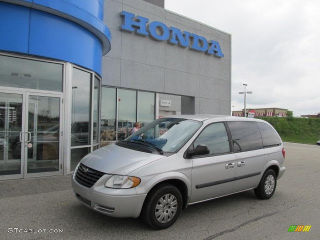 Bright Silver Metallic Chrysler Town & Country