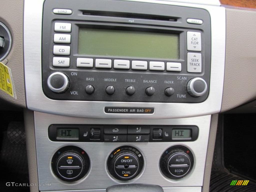 2007 Volkswagen Passat 2.0T Wagon Controls Photo #48873294