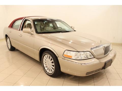2005 Lincoln Town Car Sedan Data, Info and Specs