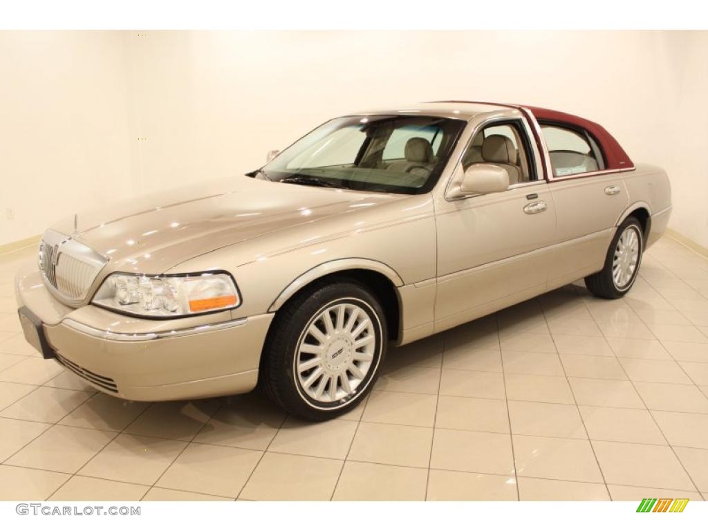 Light French Silk Clearcoat 2005 Lincoln Town Car Sedan Exterior Photo #48878105