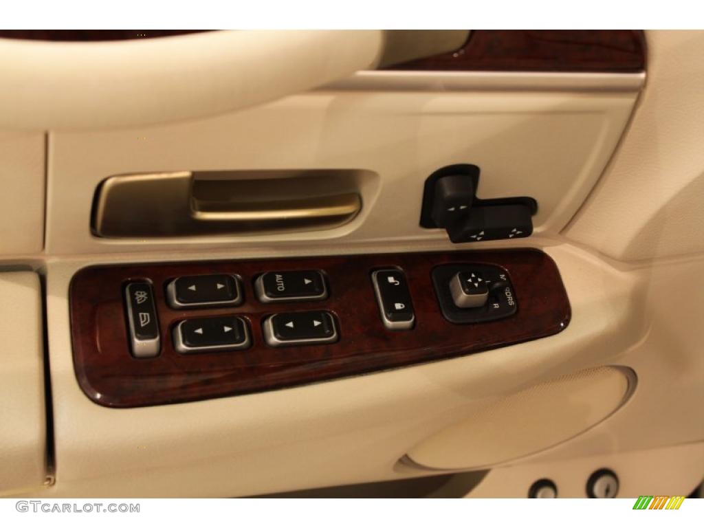2005 Lincoln Town Car Sedan Controls Photo #48878166
