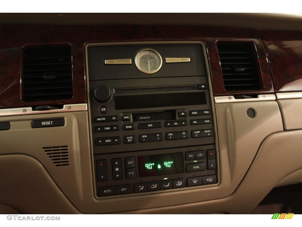 2005 Lincoln Town Car Sedan Controls Photo #48878229