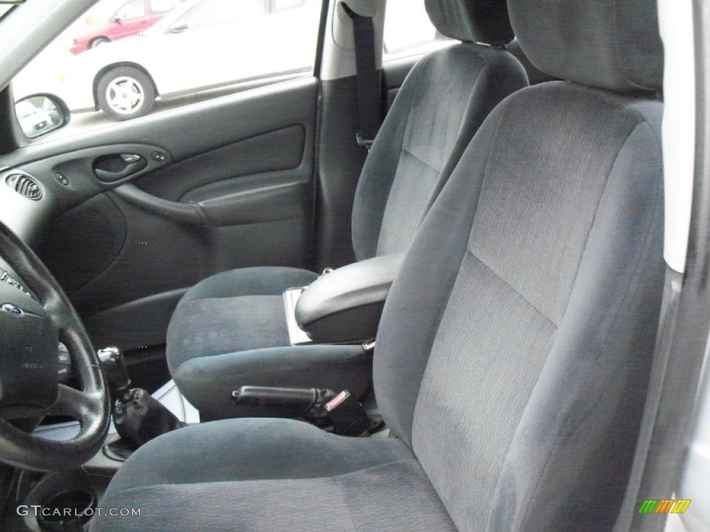Dark Charcoal Black Interior 2001 Ford Focus SE Sedan Photo #48880116