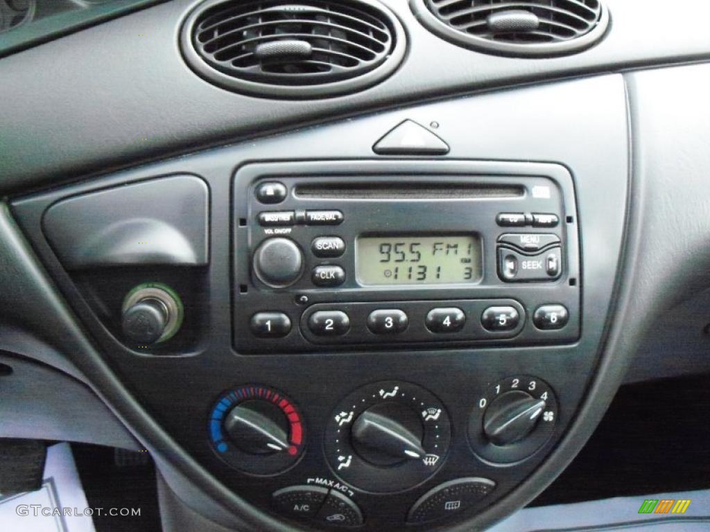 2001 Ford Focus SE Sedan Controls Photo #48880163