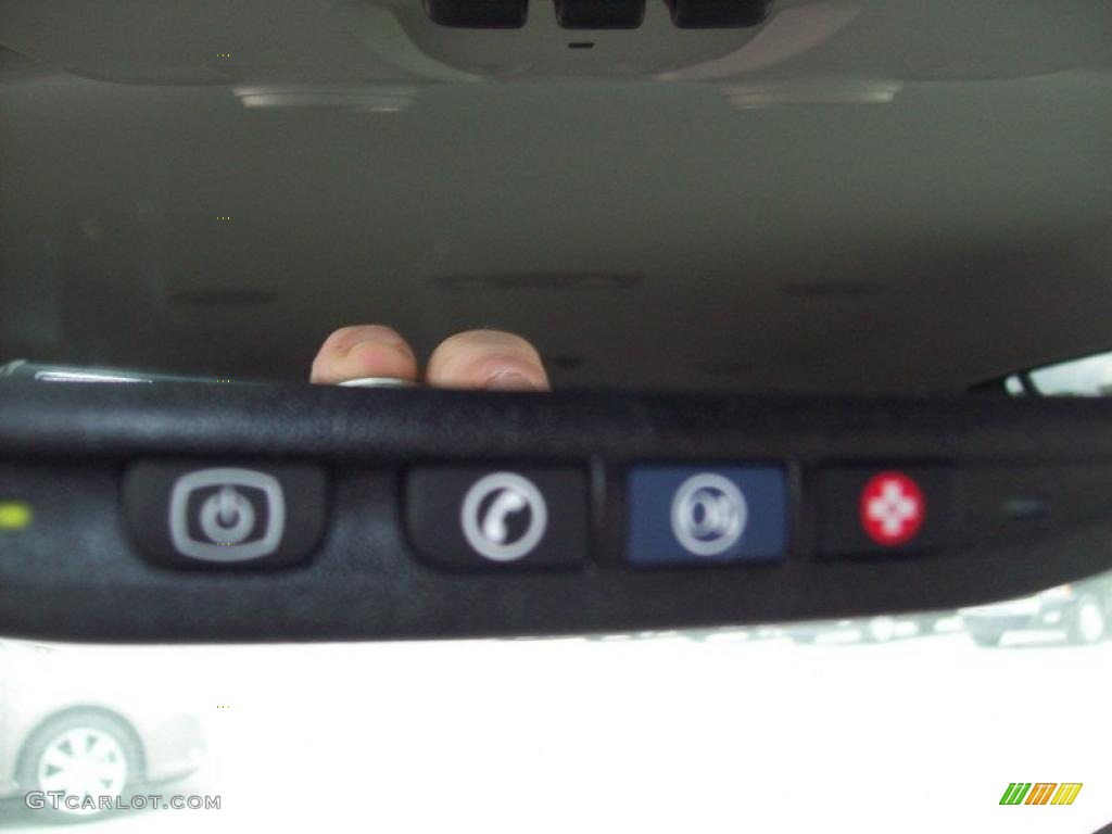2011 Buick Enclave CXL Controls Photo #48891009
