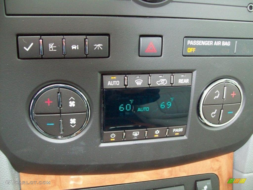 2011 Buick Enclave CXL Controls Photo #48891195