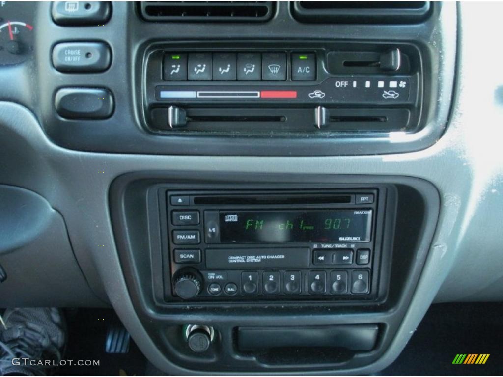 2002 Suzuki Grand Vitara JLX 4x4 Controls Photo #48893742