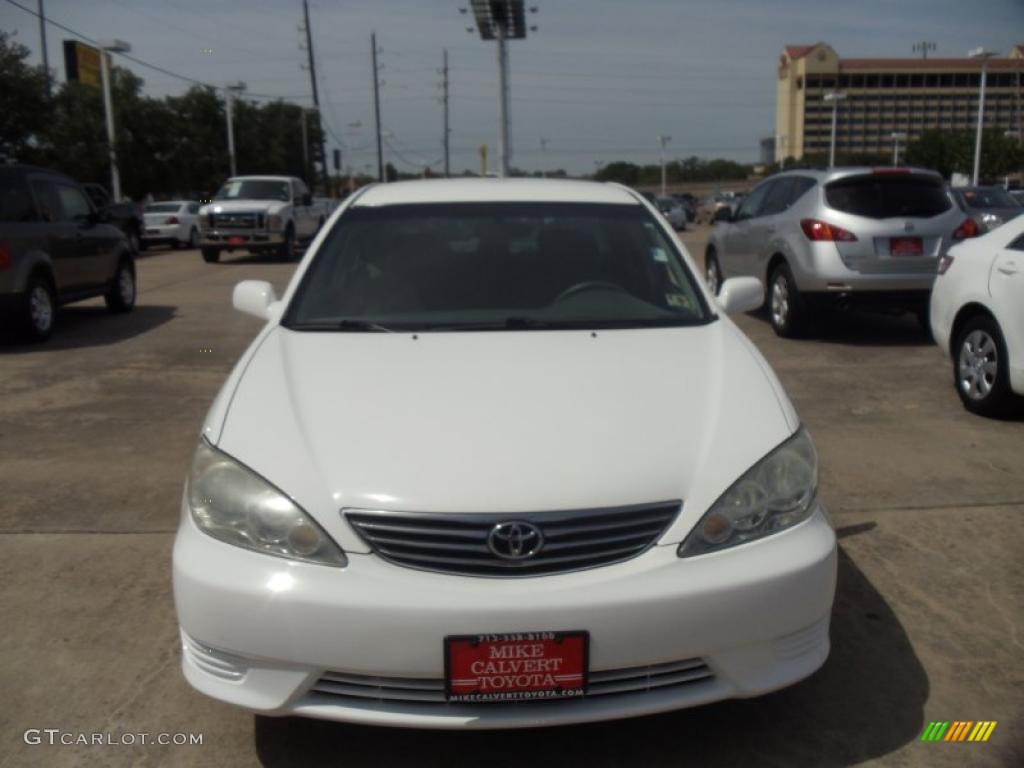 2006 Camry LE - Super White / Stone Gray photo #2