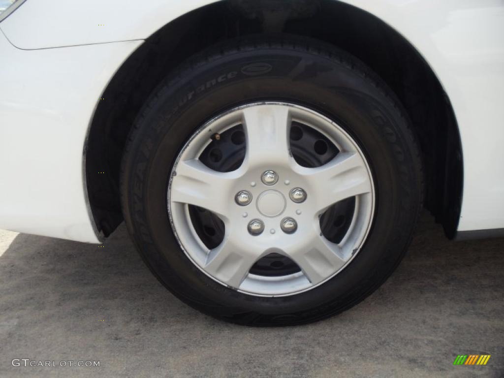 2006 Camry LE - Super White / Stone Gray photo #6