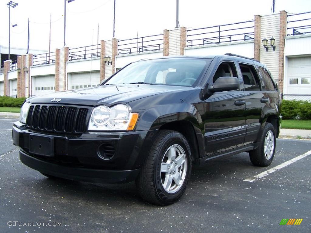 2005 Grand Cherokee Laredo 4x4 - Brilliant Black Crystal Pearl / Medium Slate Gray photo #1