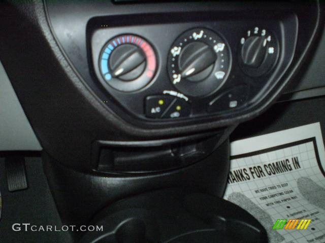 2007 Focus ZX4 SE Sedan - Liquid Grey Metallic / Charcoal/Light Flint photo #28